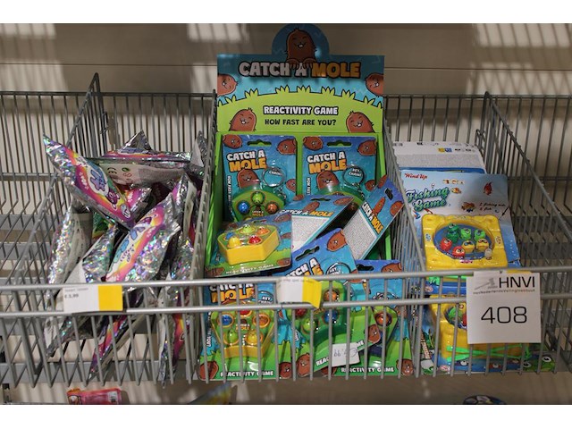 Diverse mini spellen en suprise poppets in mand. - afbeelding 1 van  3