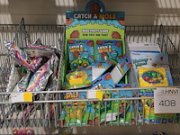Diverse mini spellen en suprise poppets in mand. - afbeelding 1 van  3