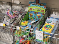 Diverse mini spellen en suprise poppets in mand. - afbeelding 2 van  3