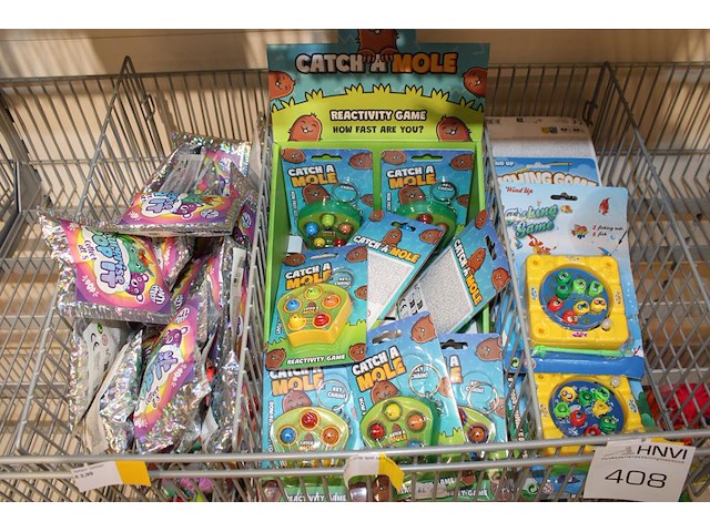 Diverse mini spellen en suprise poppets in mand. - afbeelding 3 van  3