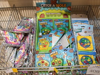 Diverse mini spellen en suprise poppets in mand. - afbeelding 3 van  3