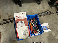 Diverse mondkapjes en handgereedschap - afbeelding 1 van  3
