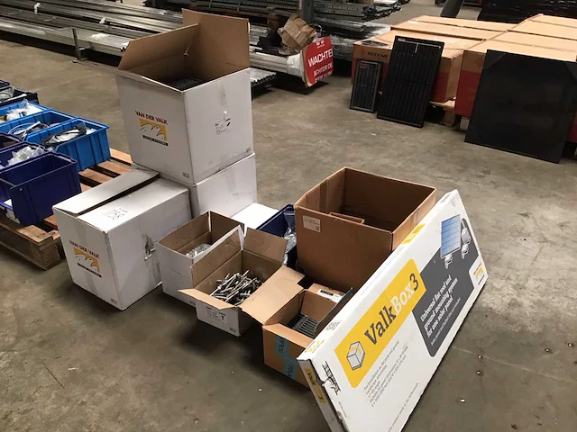 Diverse montagematerialen ten behoeve van zonnepanelen - afbeelding 1 van  7