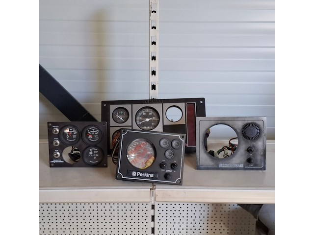 Diverse motorbedieningspanelen, o.a. yanmar, perkins, westerbeke - afbeelding 1 van  9