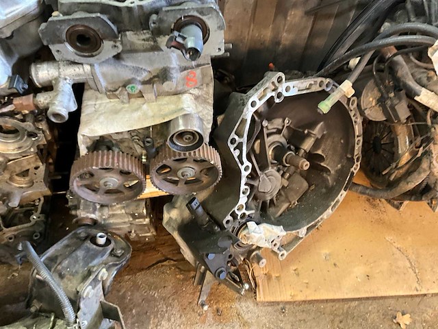 Diverse motorblokken, versnellingsbakken, koppen - afbeelding 2 van  8