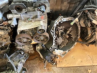 Diverse motorblokken, versnellingsbakken, koppen - afbeelding 2 van  8