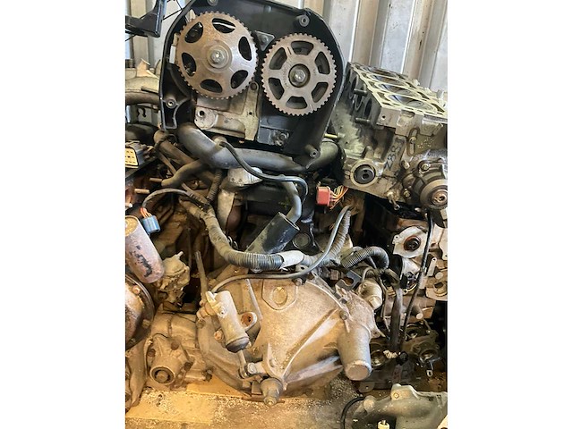 Diverse motorblokken, versnellingsbakken, koppen - afbeelding 6 van  8