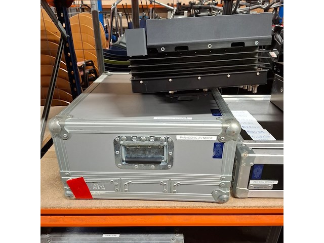 Diverse multimedia apparatuur en flightcases, o.a leader - afbeelding 14 van  26