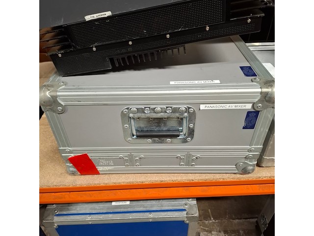 Diverse multimedia apparatuur en flightcases, o.a leader - afbeelding 19 van  26