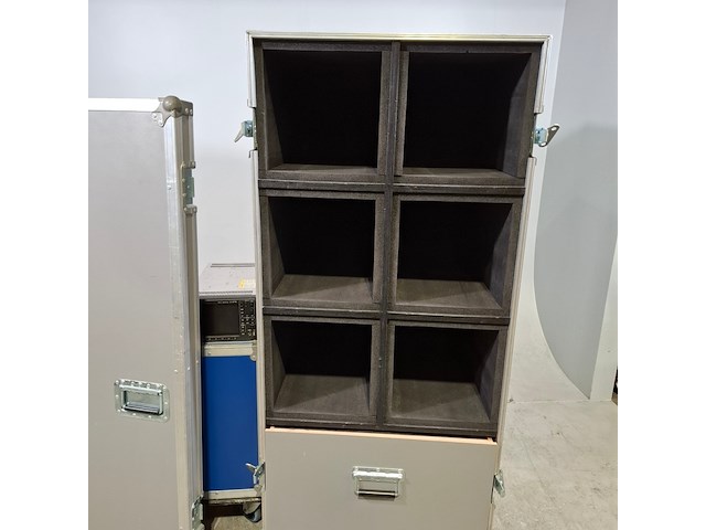Diverse multimedia apparatuur en flightcases, o.a leader - afbeelding 21 van  26