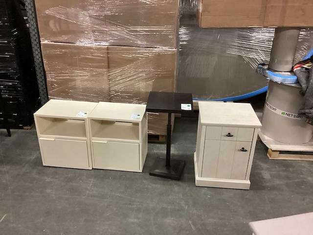 Diverse nachtkastje (4x) - afbeelding 1 van  4