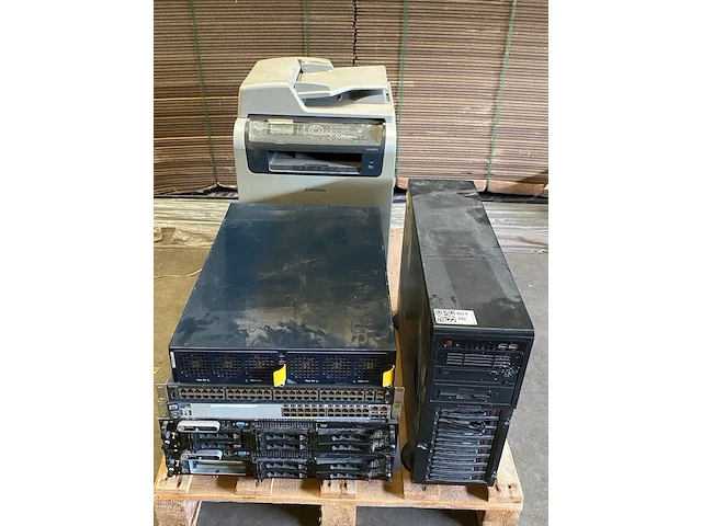 Diverse netwerkswitches en rackservers - afbeelding 1 van  10