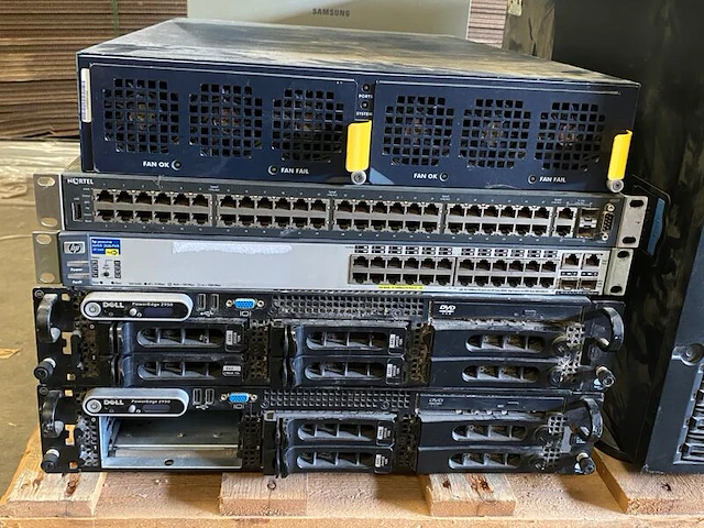 Diverse netwerkswitches en rackservers - afbeelding 3 van  10