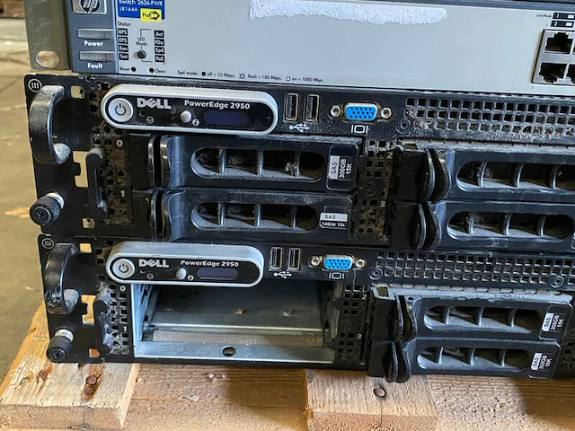 Diverse netwerkswitches en rackservers - afbeelding 4 van  10