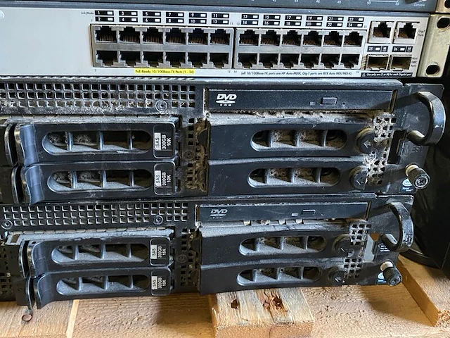 Diverse netwerkswitches en rackservers - afbeelding 5 van  10