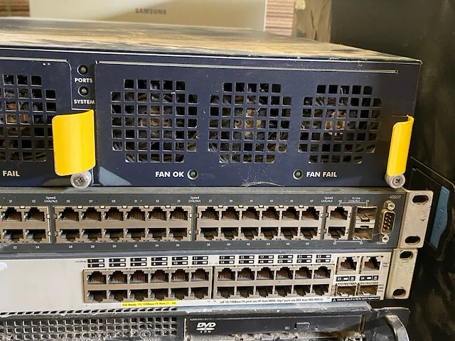 Diverse netwerkswitches en rackservers - afbeelding 6 van  10