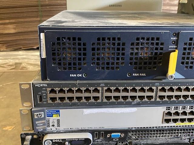 Diverse netwerkswitches en rackservers - afbeelding 7 van  10