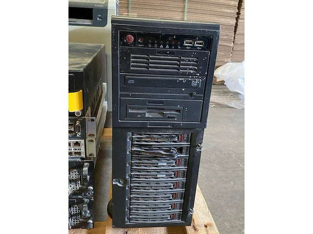 Diverse netwerkswitches en rackservers - afbeelding 8 van  10