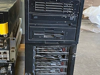 Diverse netwerkswitches en rackservers - afbeelding 8 van  10