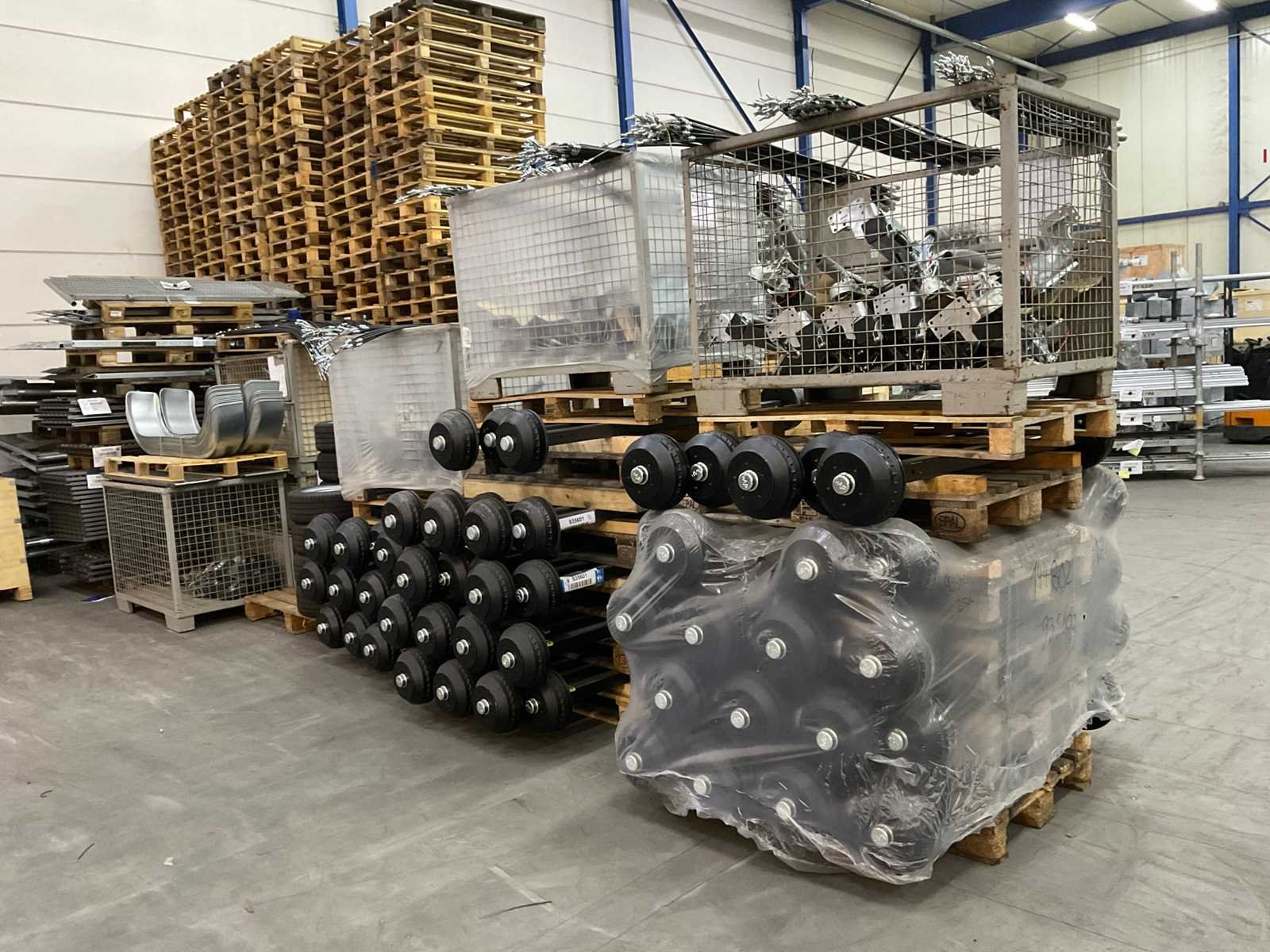 Diverse nieuwe aanhangwagen assen