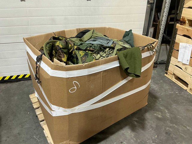 Diverse nl legerkleding - afbeelding 1 van  6