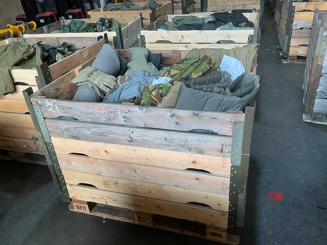 Diverse nl legerkleding - afbeelding 1 van  4