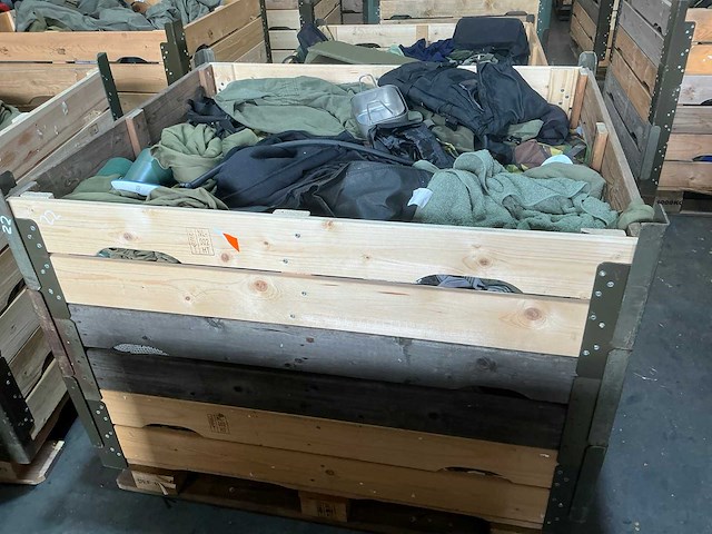 Diverse nl legerkleding - afbeelding 1 van  6