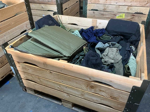 Diverse nl legerkleding - afbeelding 1 van  6