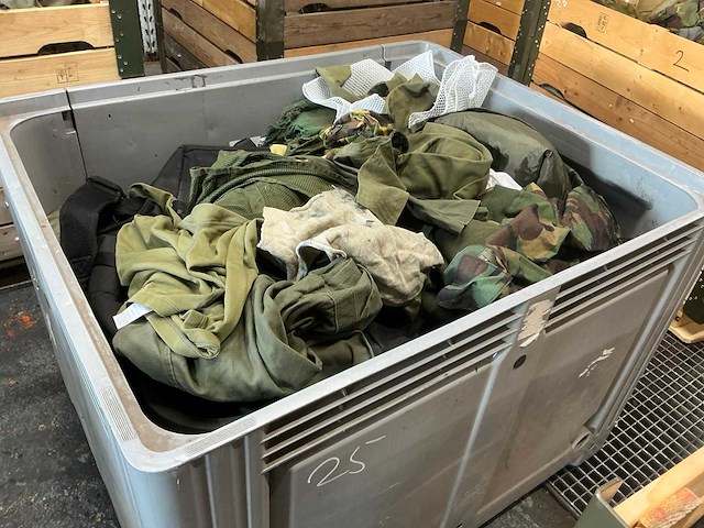 Diverse nl legerkleding - afbeelding 1 van  4