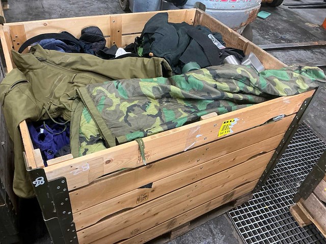 Diverse nl legerkleding - afbeelding 1 van  4