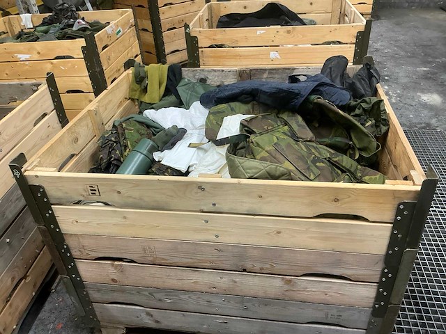 Diverse nl legerkleding - afbeelding 1 van  6