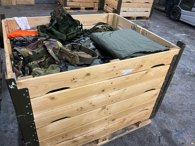 Diverse nl legerkleding - afbeelding 1 van  5