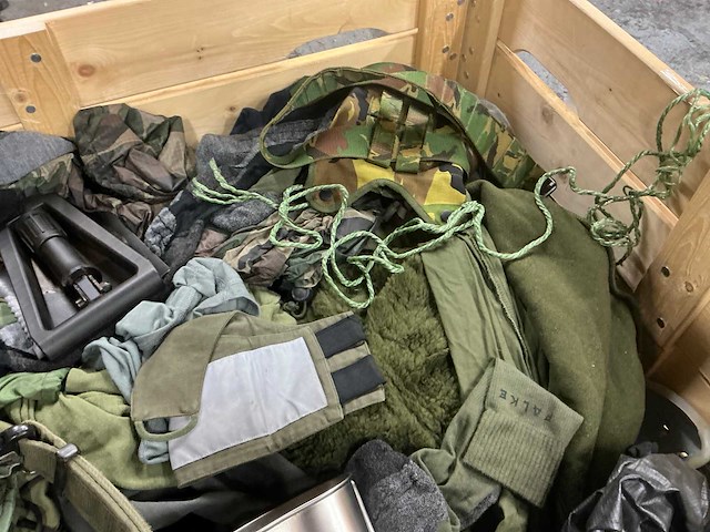 Diverse nl legerkleding - afbeelding 4 van  5