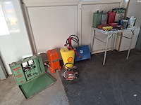 Diverse nostalgische olie en vloeistofkannen, o.a. shell, cantex, bosch - afbeelding 1 van  12