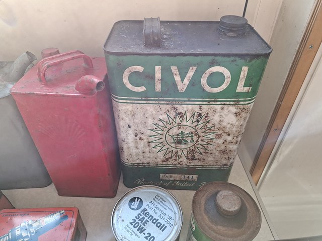 Diverse nostalgische olie en vloeistofkannen, o.a. shell, cantex, bosch - afbeelding 6 van  12