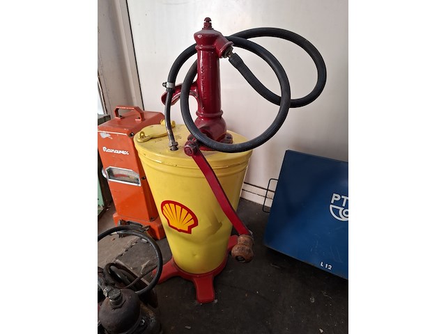 Diverse nostalgische olie en vloeistofkannen, o.a. shell, cantex, bosch - afbeelding 9 van  12