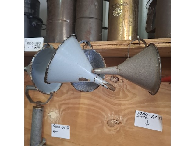 Diverse nostalgische schenkkanen en trechter - afbeelding 2 van  10