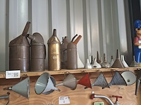 Diverse nostalgische schenkkanen en trechter - afbeelding 1 van  10