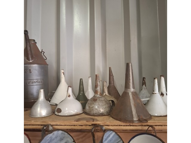 Diverse nostalgische schenkkanen en trechter - afbeelding 6 van  10