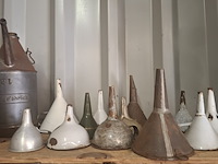 Diverse nostalgische schenkkanen en trechter - afbeelding 6 van  10