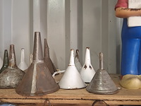 Diverse nostalgische schenkkanen en trechter - afbeelding 7 van  10