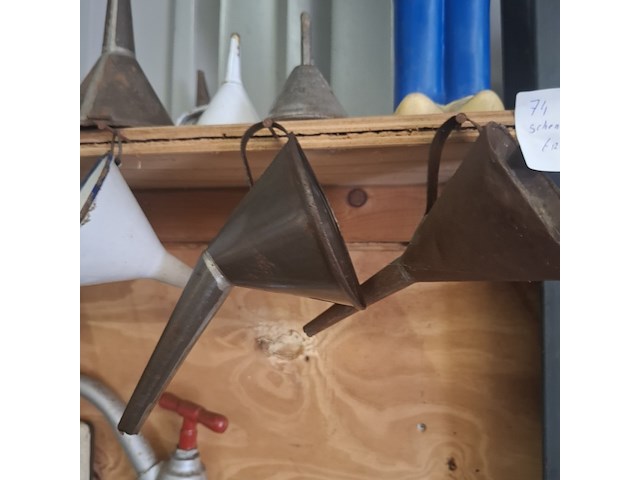 Diverse nostalgische schenkkanen en trechter - afbeelding 8 van  10