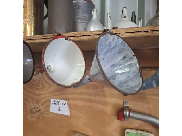 Diverse nostalgische schenkkanen en trechter - afbeelding 10 van  10