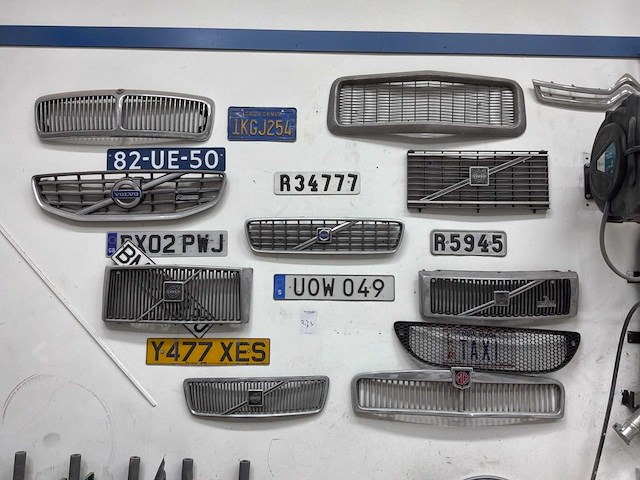 Diverse nummerborden en grill (18x) - afbeelding 1 van  2