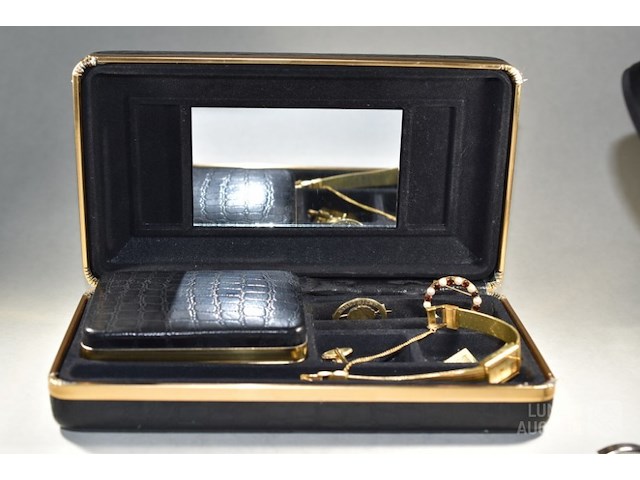 Diverse (o.a. gouden) sieraden - afbeelding 1 van  13