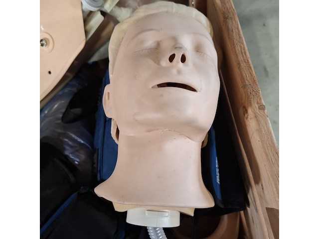 Diverse oefenpoppen en bhv uitrusting - afbeelding 2 van  7