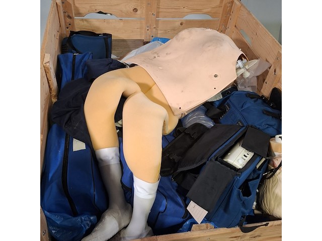 Diverse oefenpoppen en bhv uitrusting - afbeelding 3 van  7