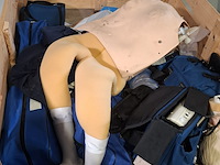 Diverse oefenpoppen en bhv uitrusting - afbeelding 3 van  7