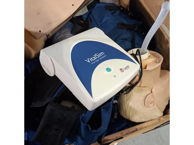 Diverse oefenpoppen en bhv uitrusting - afbeelding 4 van  7