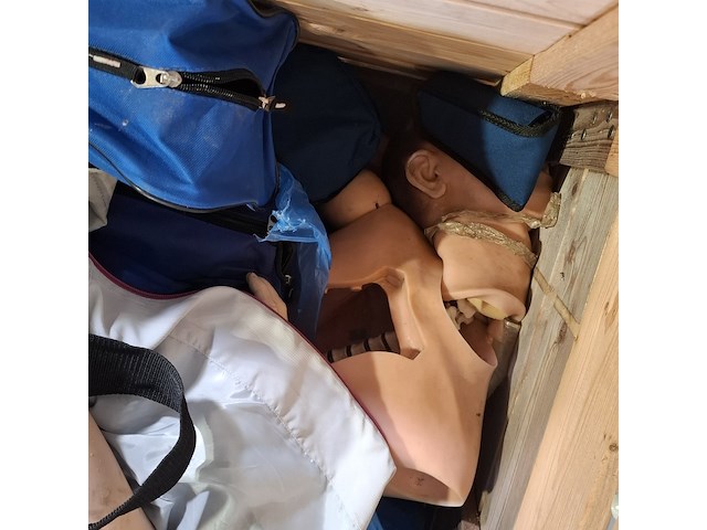 Diverse oefenpoppen en bhv uitrusting - afbeelding 6 van  7